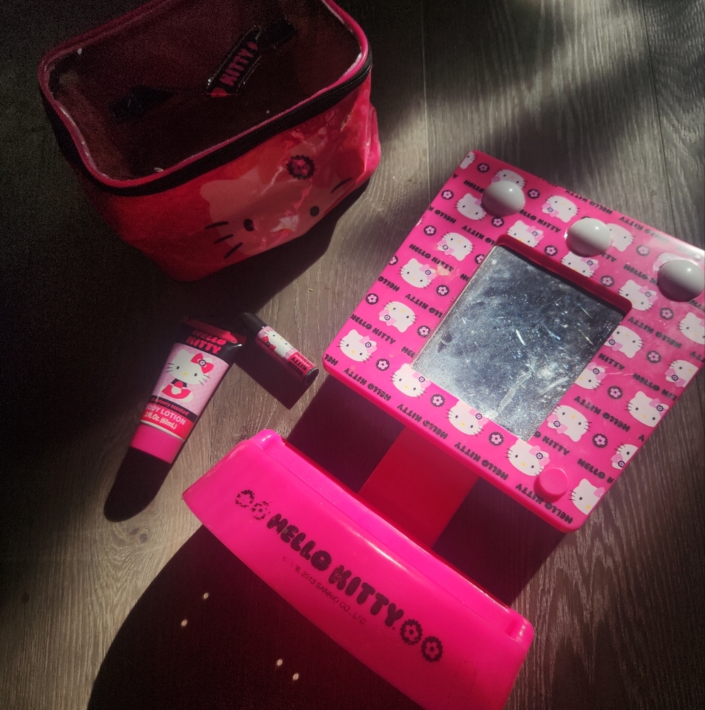 RARE Vintage hello kitty toy mirror bag and bath set hello kitty light up mirror